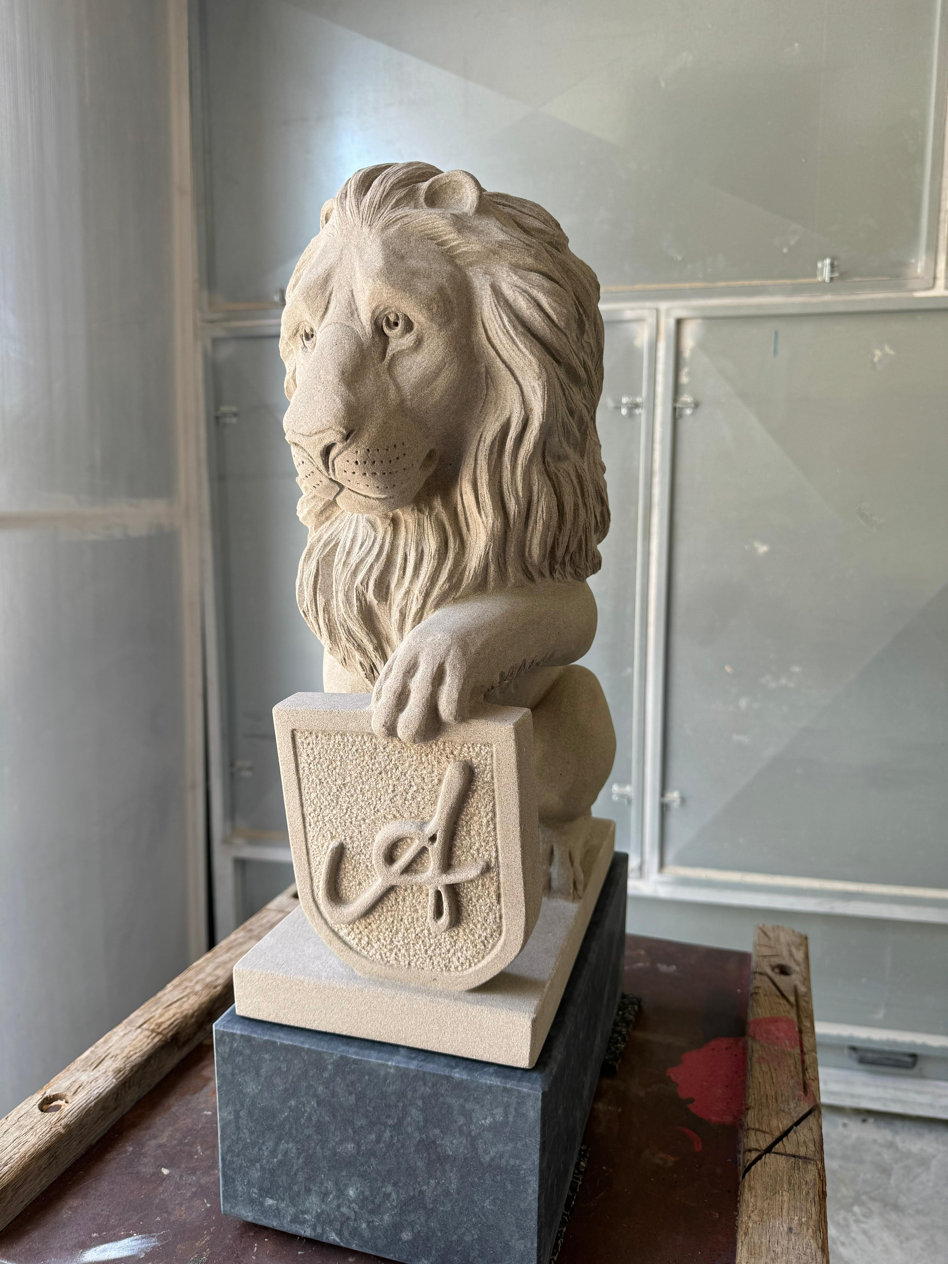 Löwe mit Wappen, Bildhauerarbeit von Florian Weber – Aufnahme 2 von 2