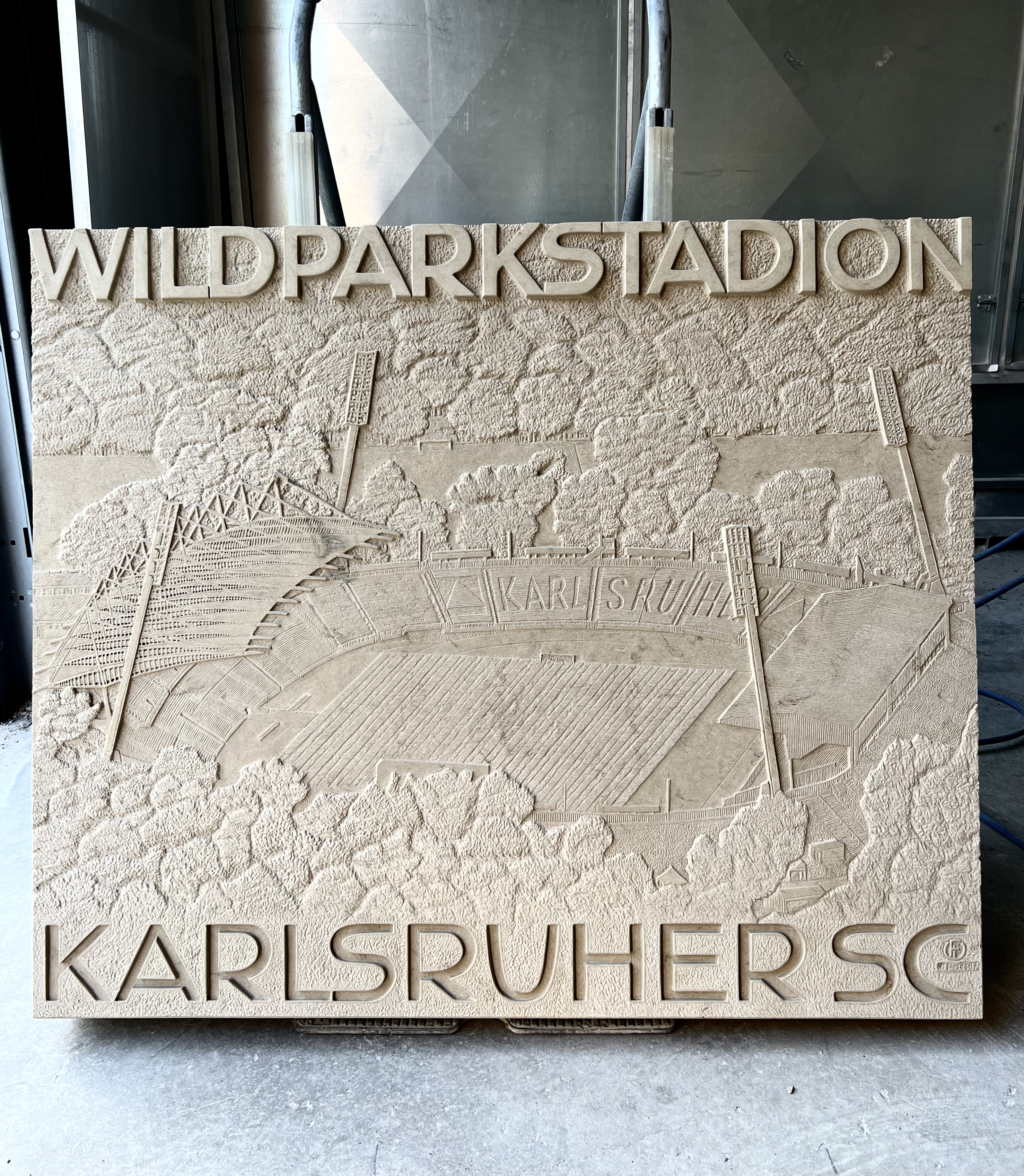 Wildparkstadion – Relief, Bildhauerarbeit von Florian Weber – Aufnahme 1 von 1