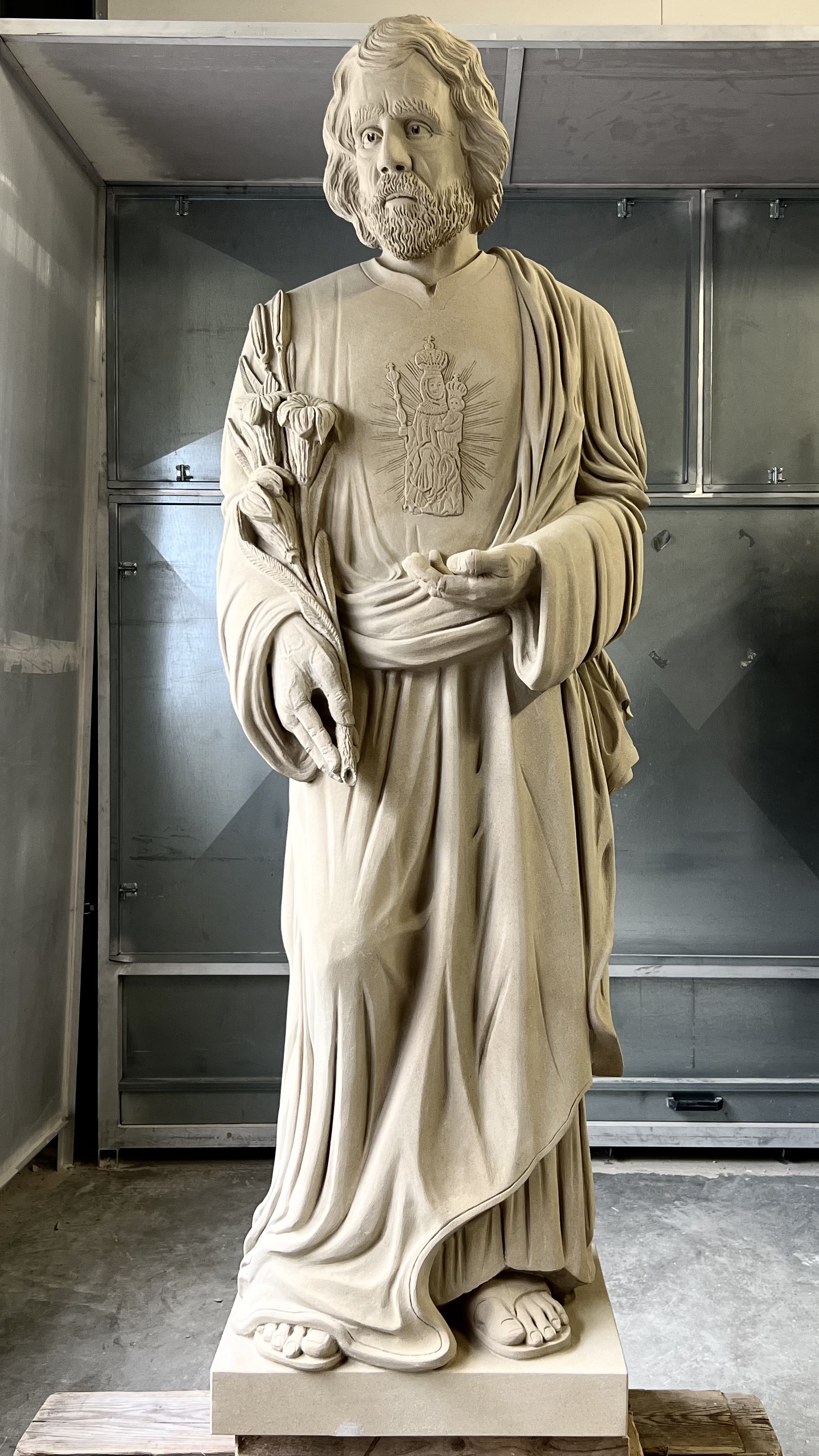 Figur mit Kind, Bildhauerarbeit von Florian Weber – Aufnahme 1 von 1