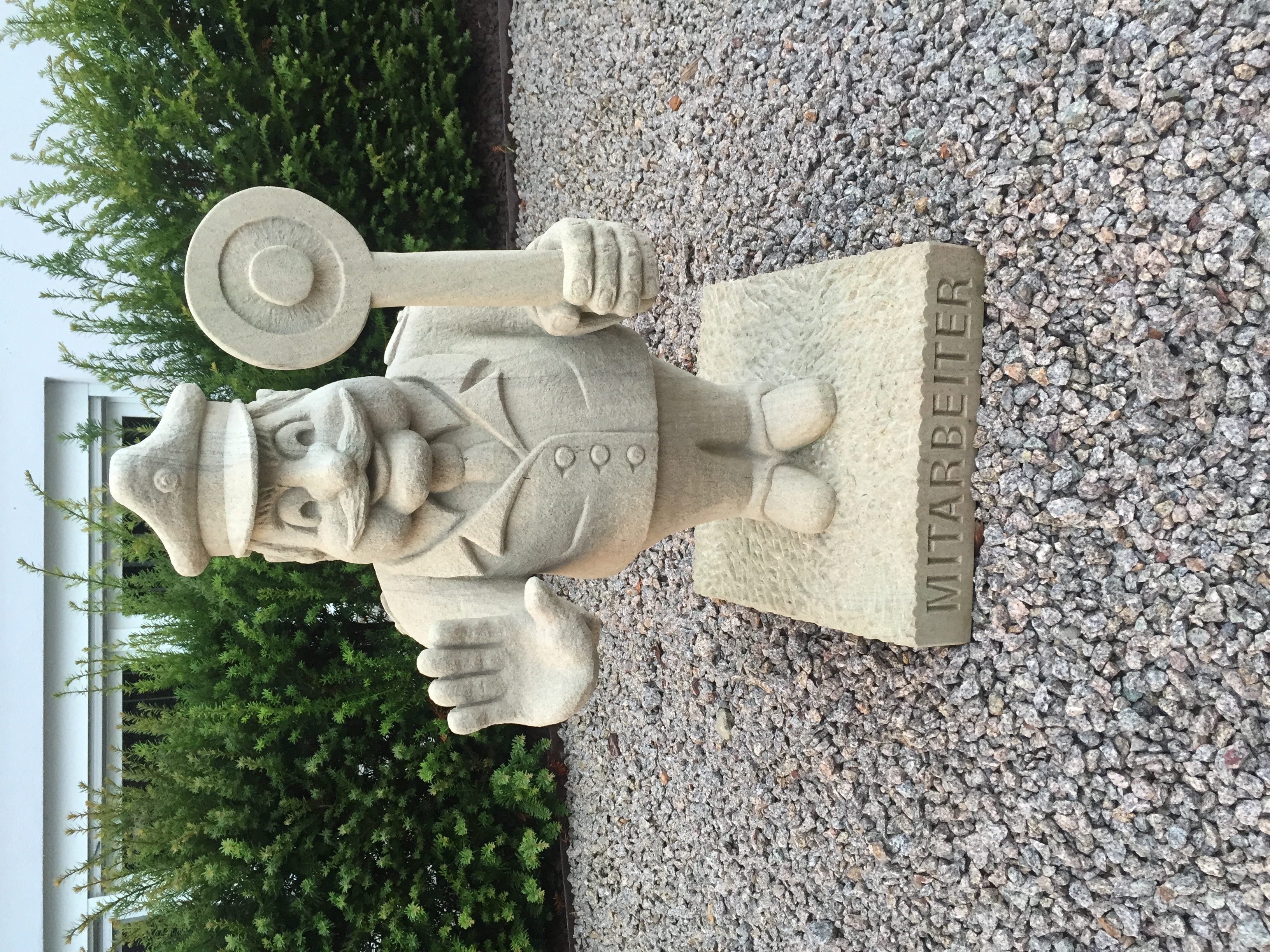 Figur „Mitarbeiter“, Bildhauerarbeit von Florian Weber – Aufnahme 1 von 1