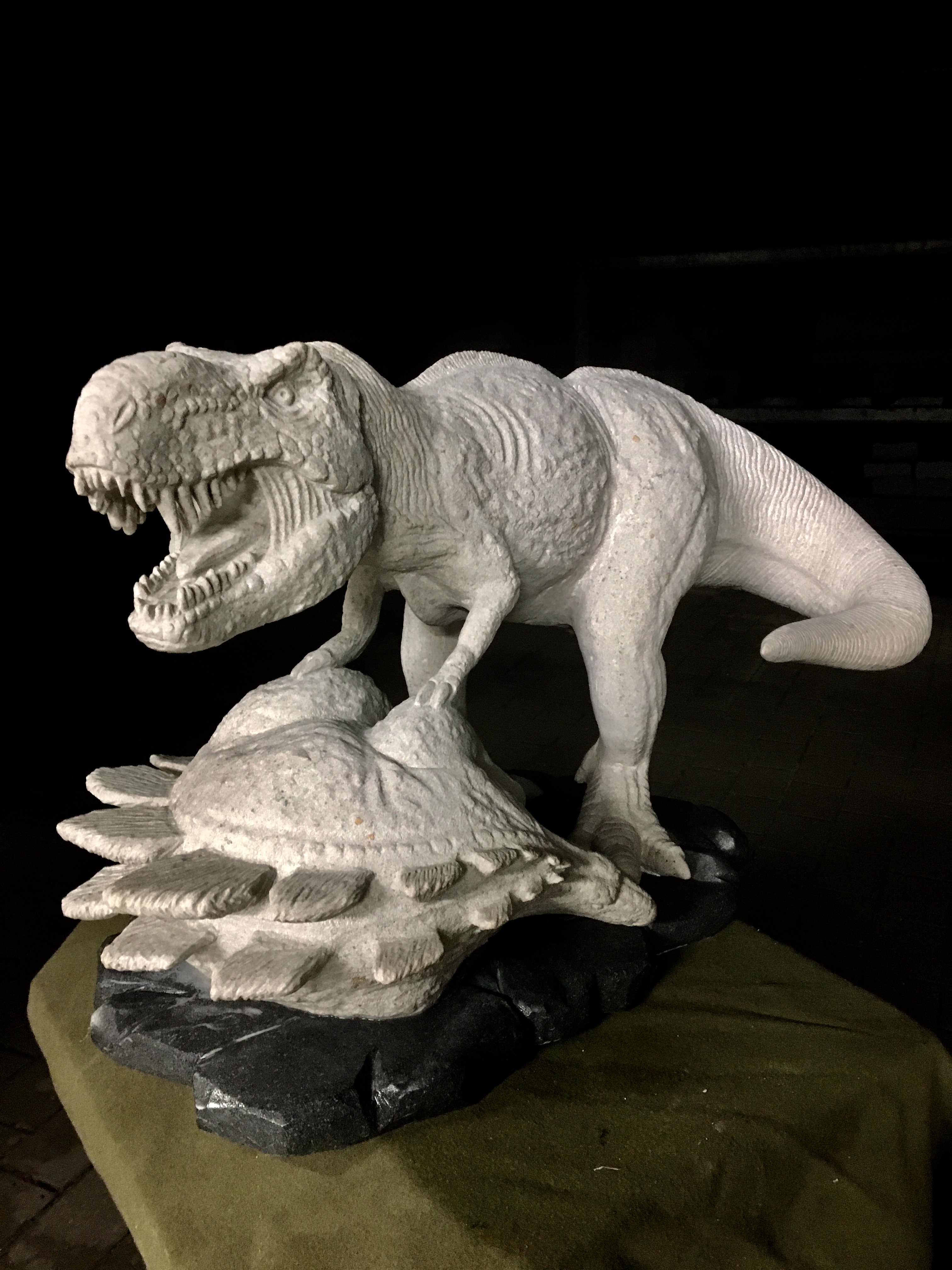 Tyrannosaurus auf Felsen, Bildhauerarbeit von Florian Weber – Aufnahme 2 von 3