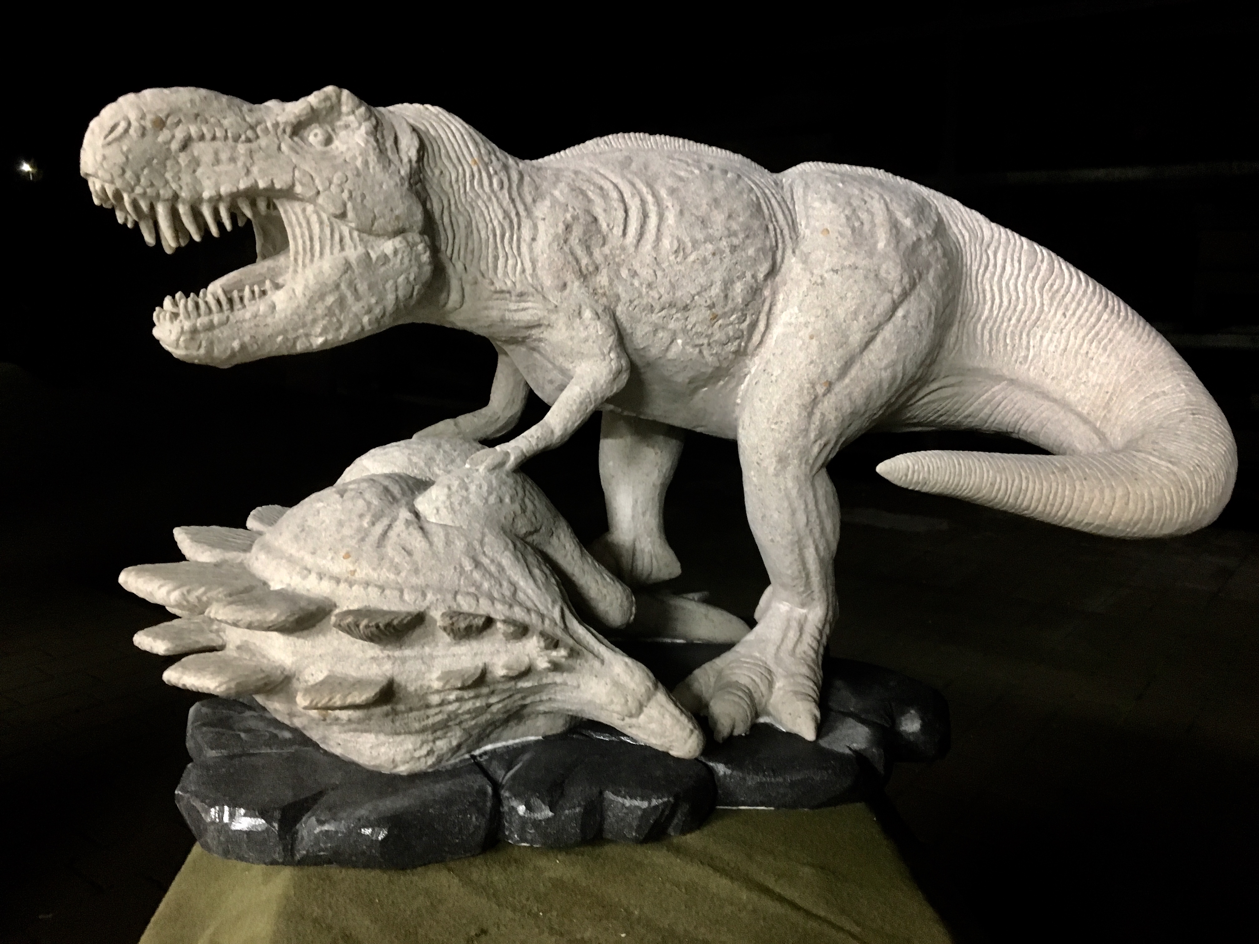 Tyrannosaurus auf Felsen, Bildhauerarbeit von Florian Weber – Aufnahme 1 von 3