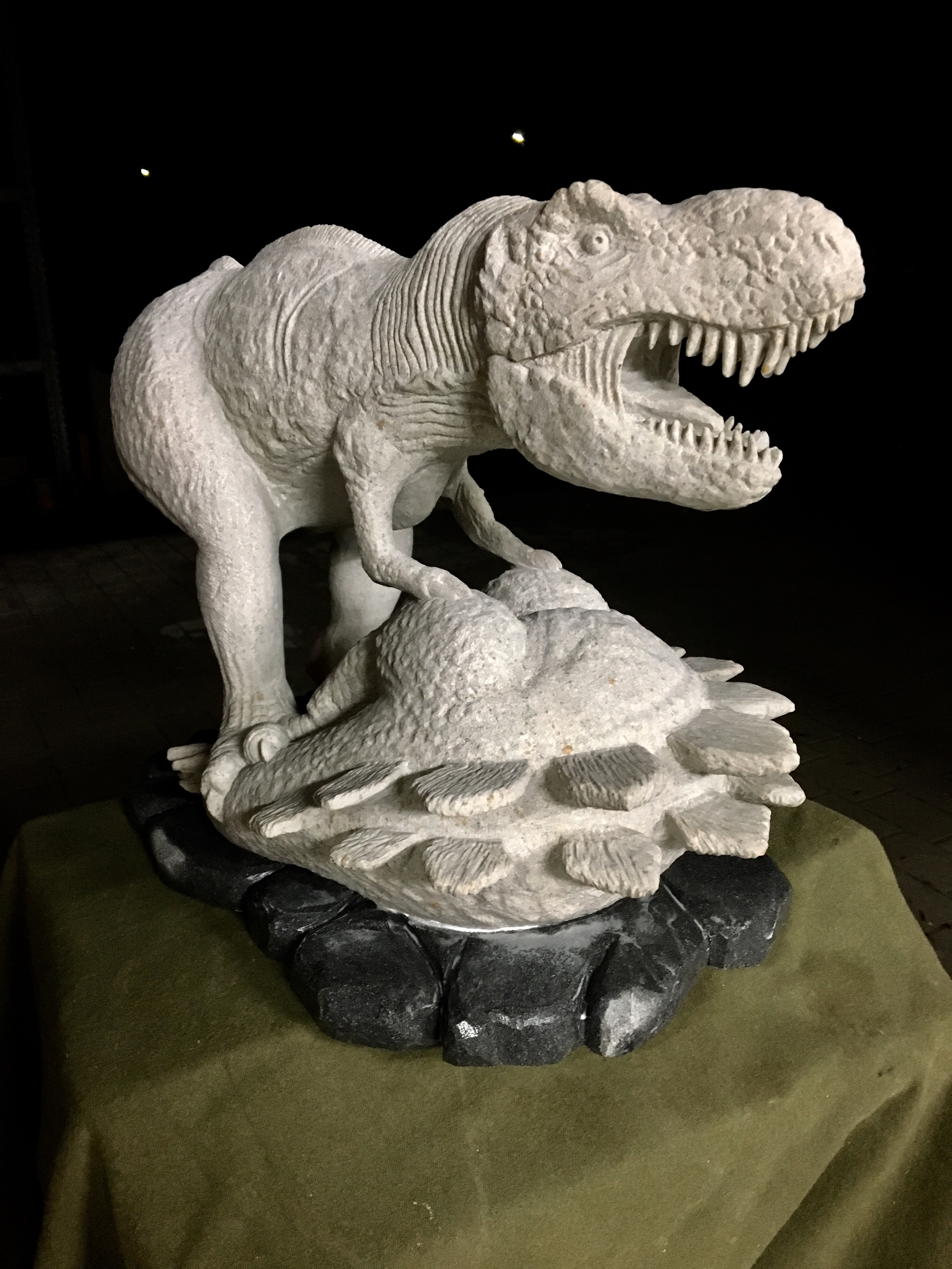 Tyrannosaurus auf Felsen, Bildhauerarbeit von Florian Weber – Aufnahme 3 von 3