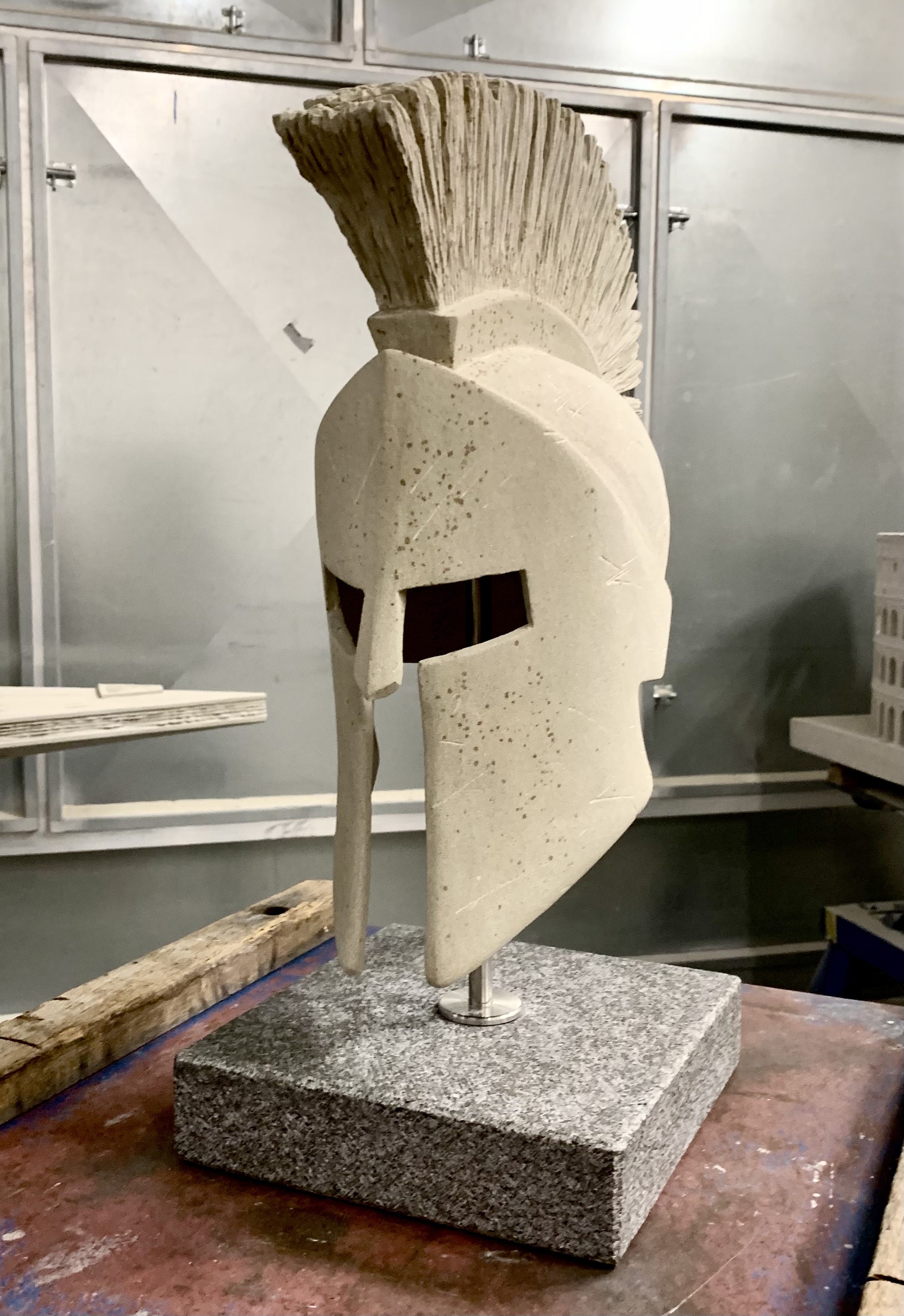 Antiker Helm, Bildhauerarbeit von Florian Weber – Aufnahme 1 von 2