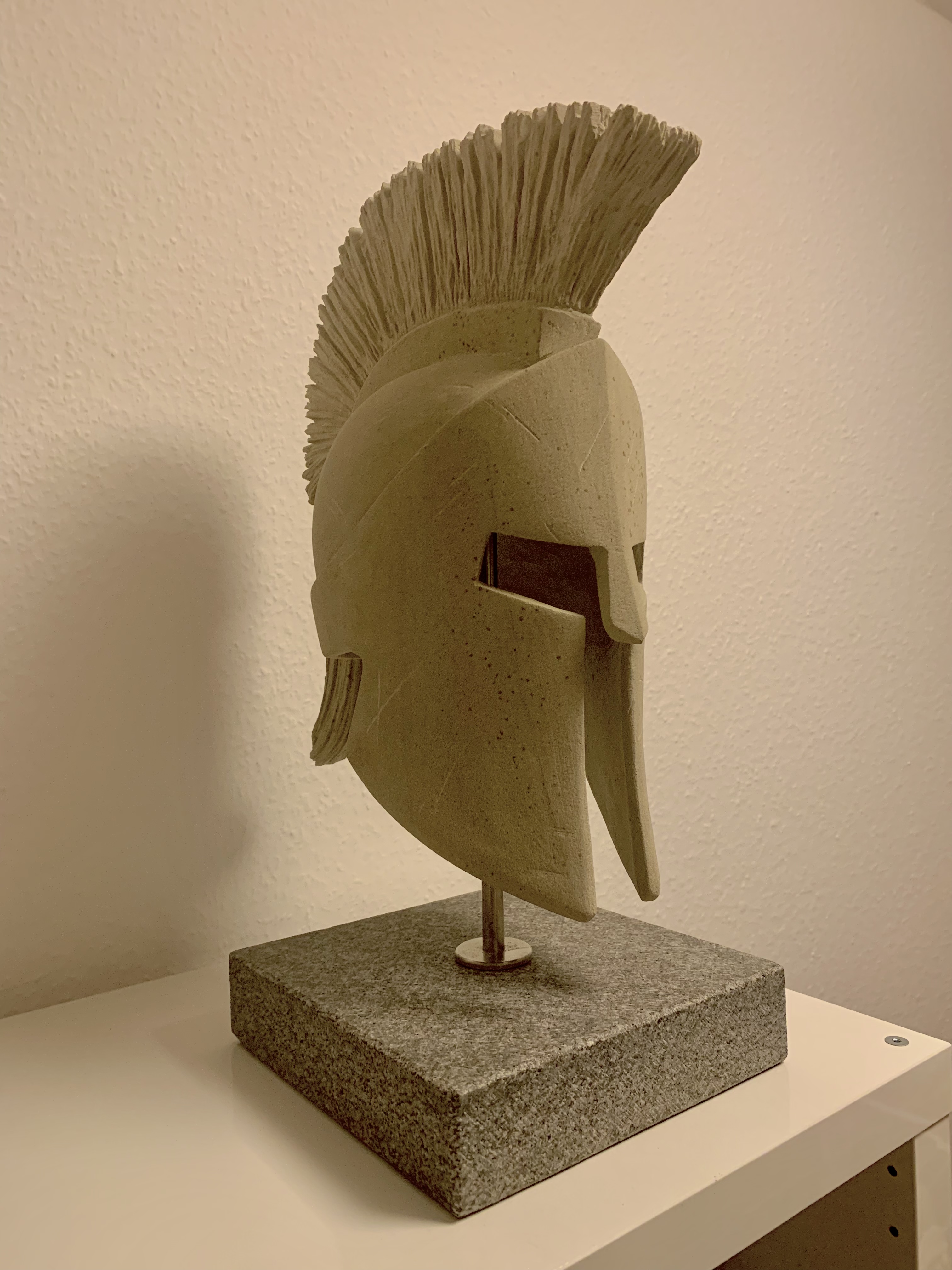 Antiker Helm, Bildhauerarbeit von Florian Weber – Aufnahme 2 von 2