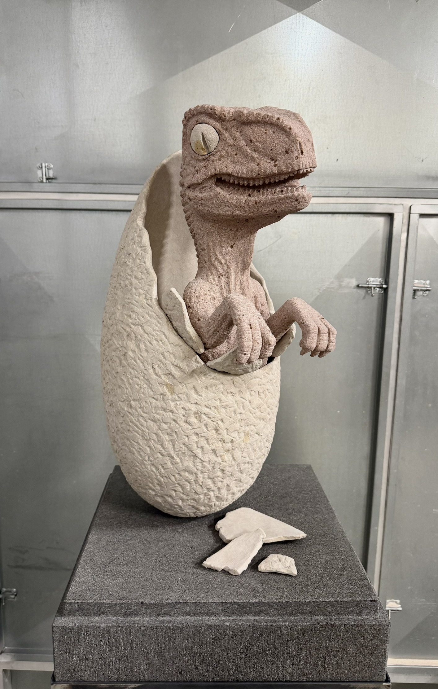 Dinosaurier im Ei, Bildhauerarbeit von Florian Weber – Aufnahme 1 von 1