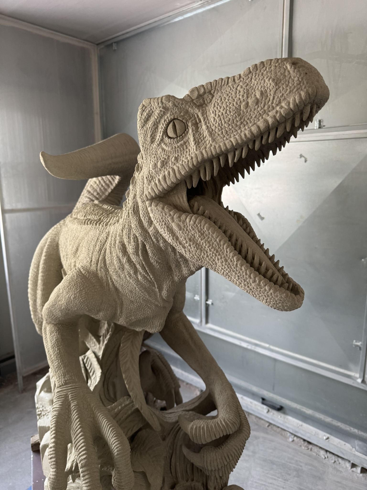 Dinosaurier auf Baumstamm, Bildhauerarbeit von Florian Weber – Aufnahme 2 von 4
