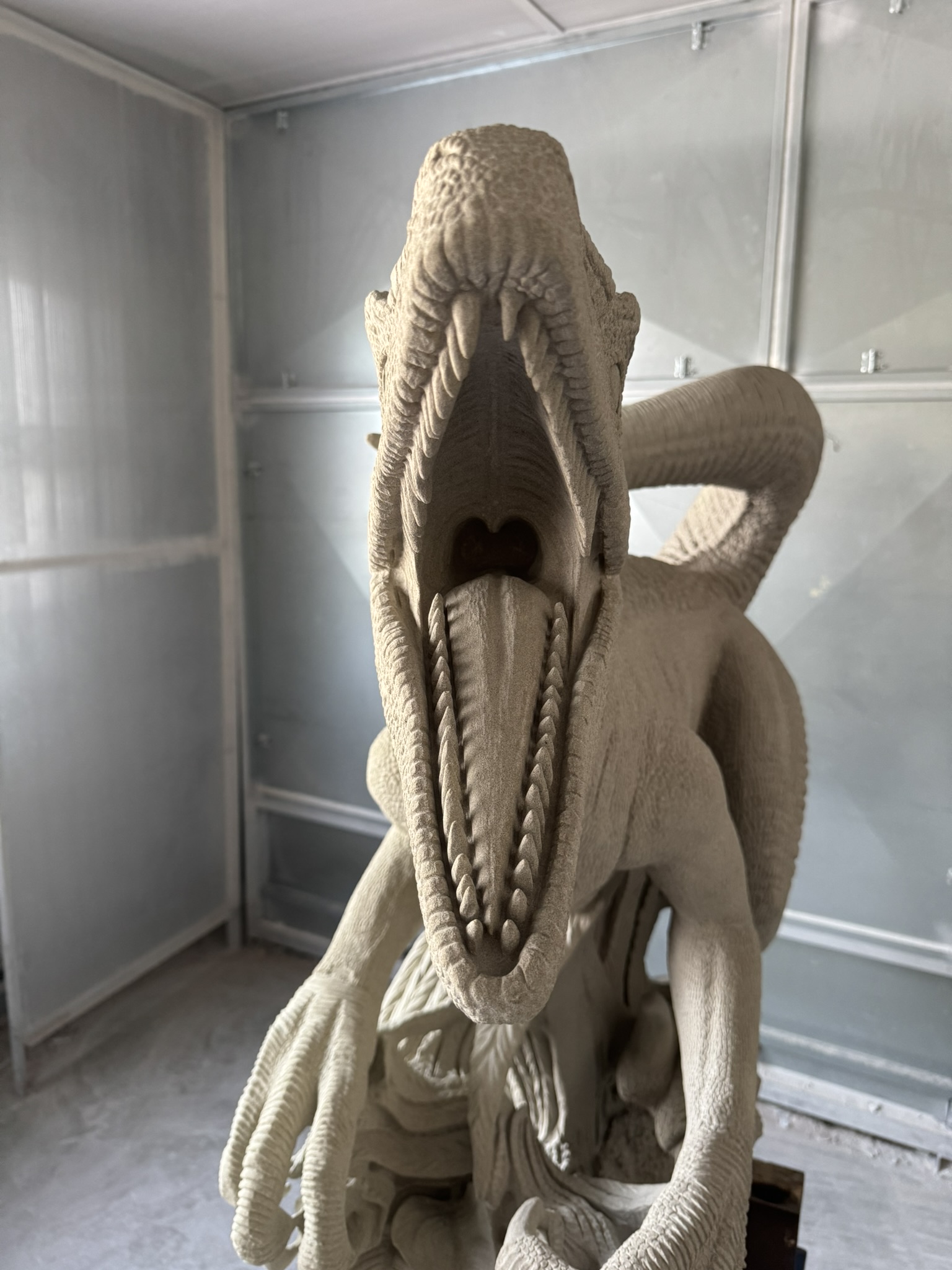 Dinosaurier auf Baumstamm, Bildhauerarbeit von Florian Weber – Aufnahme 3 von 4