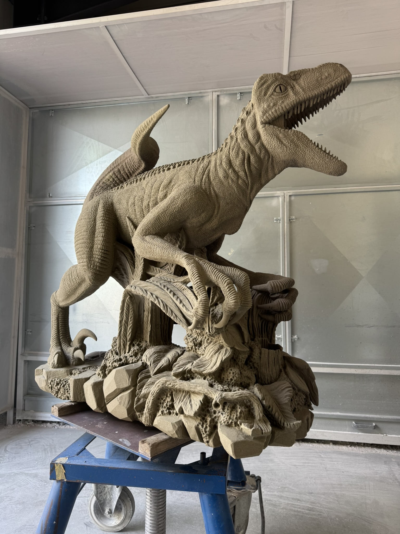 Dinosaurier auf Baumstamm, Bildhauerarbeit von Florian Weber – Aufnahme 1 von 4