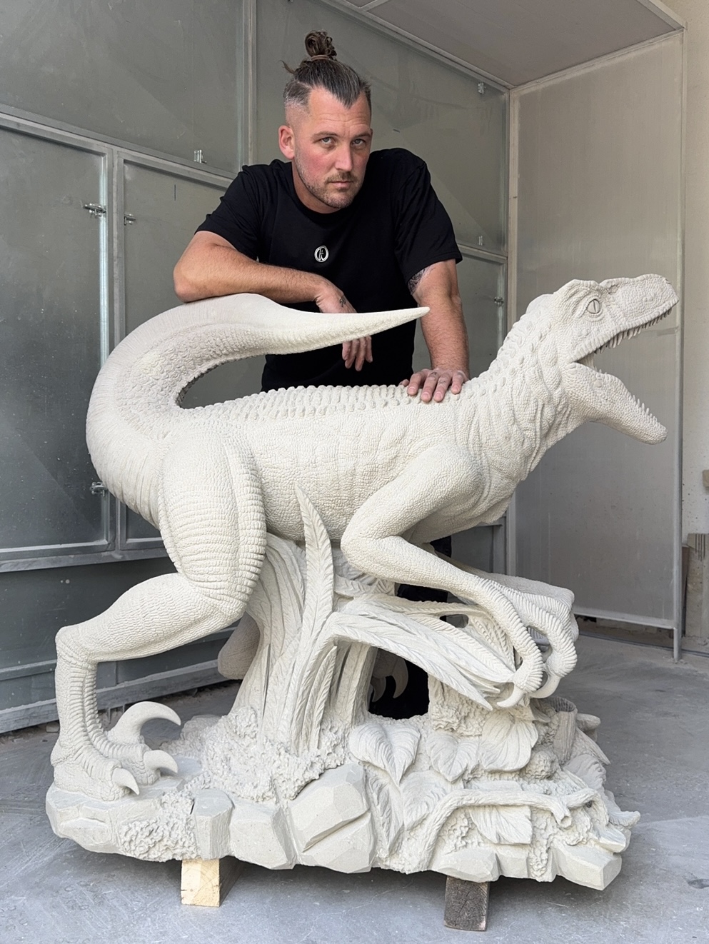 Dinosaurier auf Baumstamm, Bildhauerarbeit von Florian Weber – Aufnahme 4 von 4